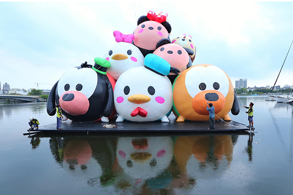 15公尺高巨萌TsumTsum於安平遊憩碼頭水域亮相。（圖／台南市觀旅局）