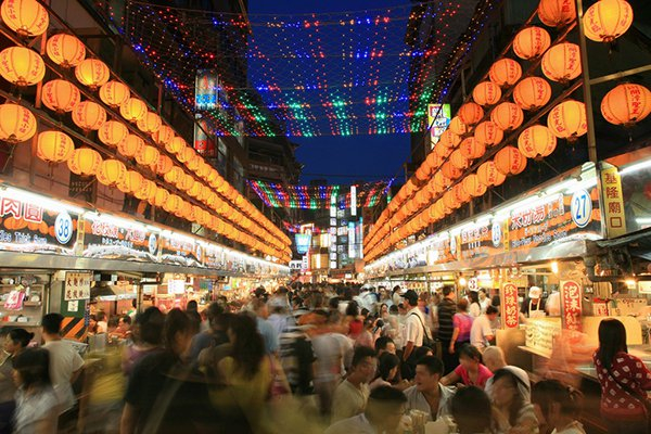 廟口夜市。 (圖/交通部) 廟口夜市。 (圖/交通部)