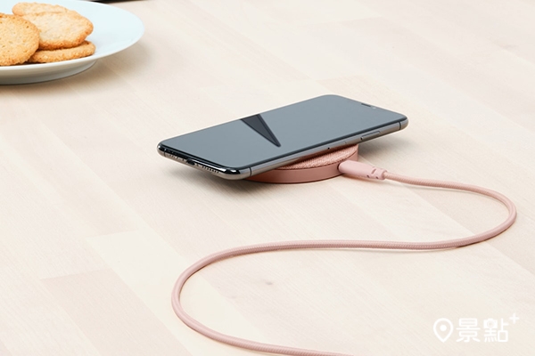 玫瑰粉色的NORDMÄRKE充電板可以使用自己的USB-C電纜和適配器，隨手放置都能增強手機的電量。