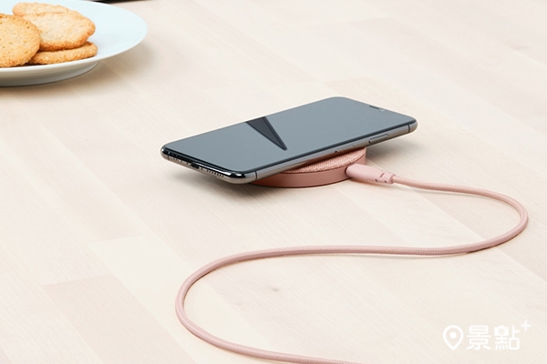 玫瑰粉色的NORDMÄRKE充電板可以使用自己的USB-C電纜和適配器,隨手放置都能增強手機的電量。 玫瑰粉色的NORDMÄRKE充電板可以使用自己的USB-C電纜和適配器,隨手放置都能增強手機的電量。
