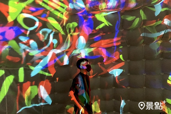 沉浸式圓頂投影體驗展「煙花宇宙數位音像工作室」作品《詼諧+A+Joke》。 沉浸式圓頂投影體驗展「煙花宇宙數位音像工作室」作品《詼諧+A+Joke》。