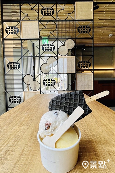 義式冰淇淋搭配獨特的「呷涼扇」造型餅乾,可說是南埕衖事必點冰品。(圖/topnet98) 義式冰淇淋搭配獨特的「呷涼扇」造型餅乾,可說是南埕衖事必點冰品。(圖/topnet98)