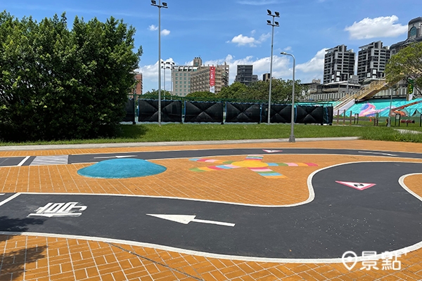 中正河濱兒童遊戲場內設有多項特色遊具 中正河濱兒童遊戲場內設有多項特色遊具