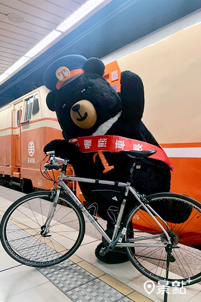 喔熊也在記者會現身力挺兩鐵列車行程。（圖 / 景點+ 張盈盈）