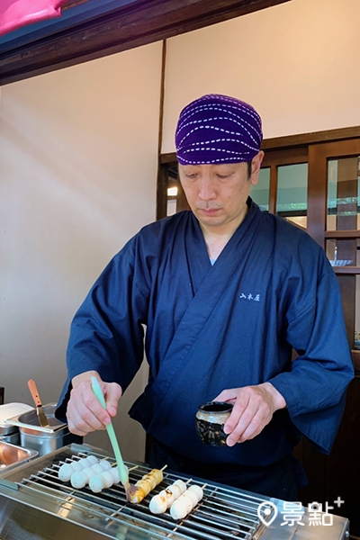 主理人山本先生示範烤糰子。(圖／景點+ 張盈盈)