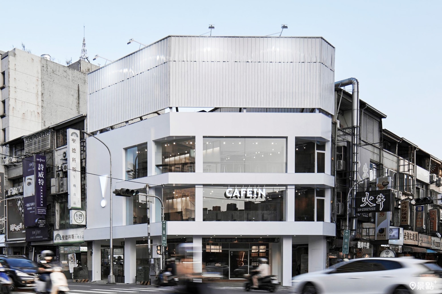 CAFE!N公益店為中部第一間門市，打造純白建築地標級咖啡館。(圖／CAFE!N 硬咖啡，以下同)
