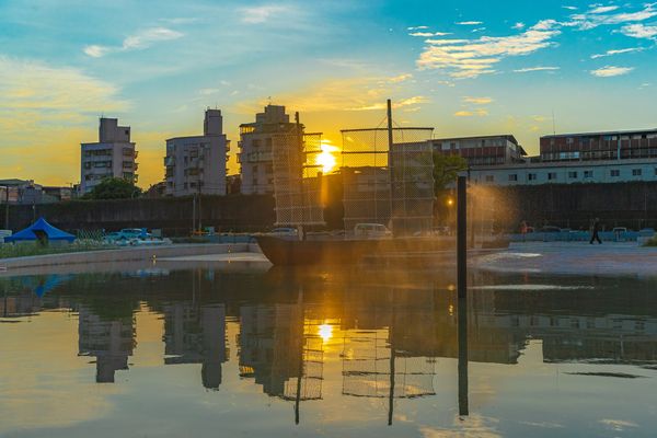 新月池黃昏的夕陽倒影。 新月池黃昏的夕陽倒影。