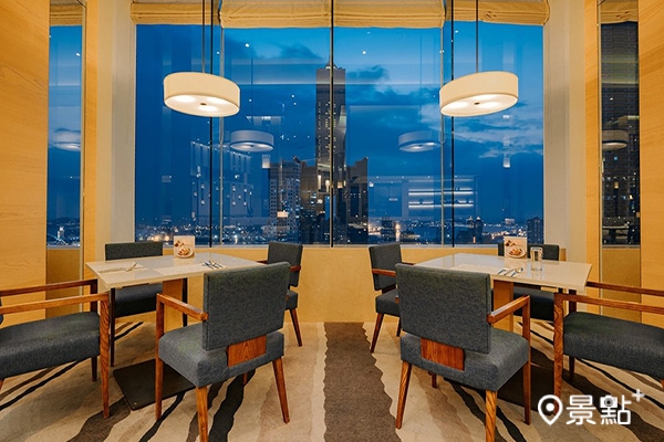 高雄最唯美浪漫的樓頂餐廳Cozzi THE Roof，坐擁270度全景的挑高空間。