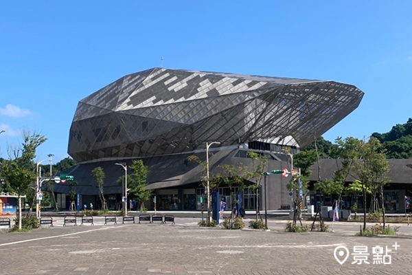 台北流行音樂中心以培育臺灣音樂人才為目標的「產業區」場館外型獨特。(圖／景點+ 張盈盈)