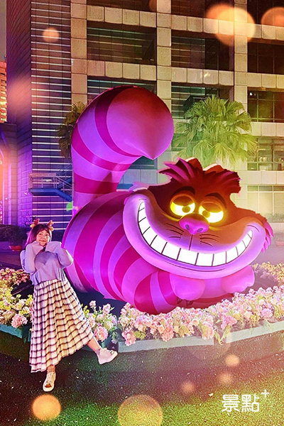 2020新北歡樂耶誕城燈「愛麗絲夢遊仙境」的妙妙貓擺設。(圖/gominkin) 2020新北歡樂耶誕城燈「愛麗絲夢遊仙境」的妙妙貓擺設。(圖/gominkin)