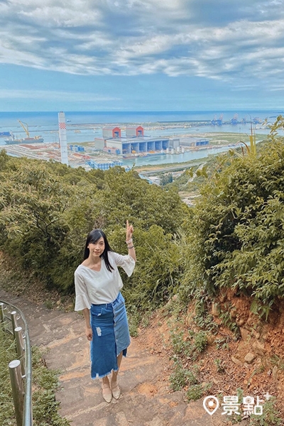 太平濱海步道至高點可見八里焚化廠、台灣海峽景致。