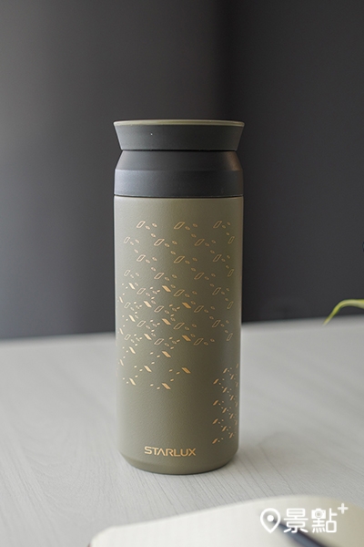 STARLUX x KINTO隨行保溫瓶(市值台幣$1,300)。 STARLUX x KINTO隨行保溫瓶(市值台幣$1,300)。