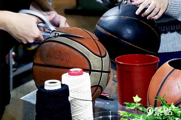 二次運球，以廢棄球類回收再造客製化提袋及配件。