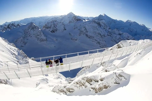 雪山上同時還有多種遊玩體驗，如跨越歐洲最高的吊橋，都是來瑞士不可錯過的刺激體驗