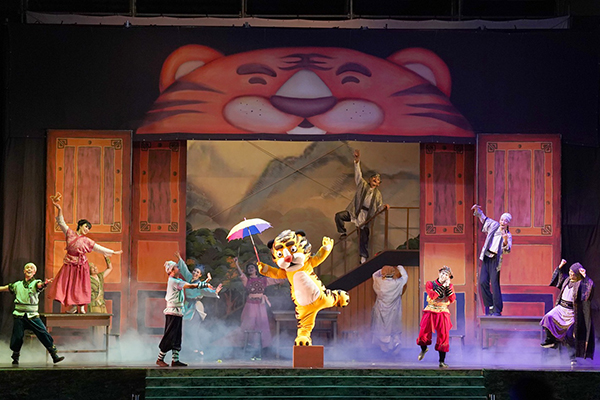 紙風車劇團於萬年祭演出《武松愛老虎》劇碼。(圖 / 紙風車劇團)