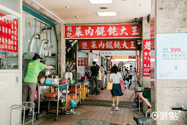知名老店每到用餐時間總是大排長龍 知名老店每到用餐時間總是大排長龍