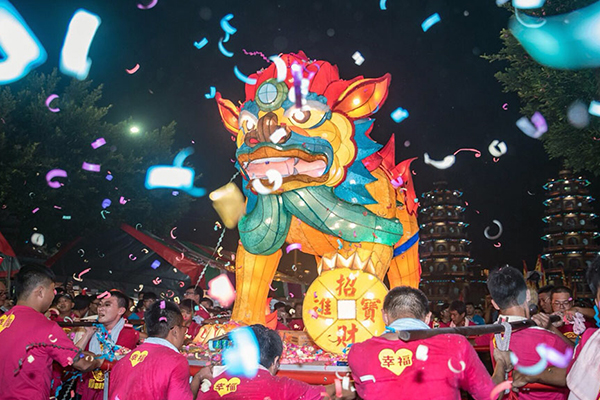 2019萬年祭火獅出巡。 (圖 / 高雄市政府民政局)