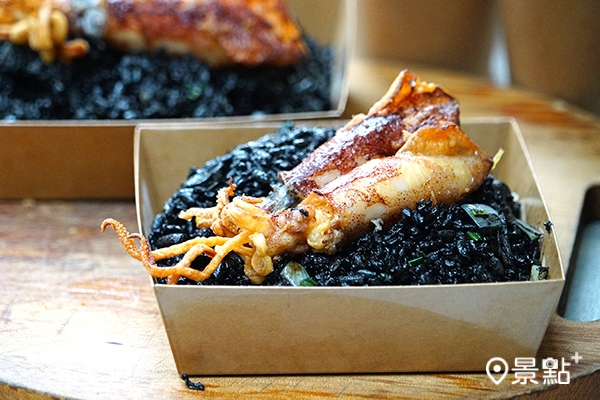 「墨魚炒飯」以新鮮墨囊加米酒製成醬汁拌炒，盛產小卷的夏季，還會選用澎湖船上的現燙小卷，鮮Ｑ彈牙更加倍。