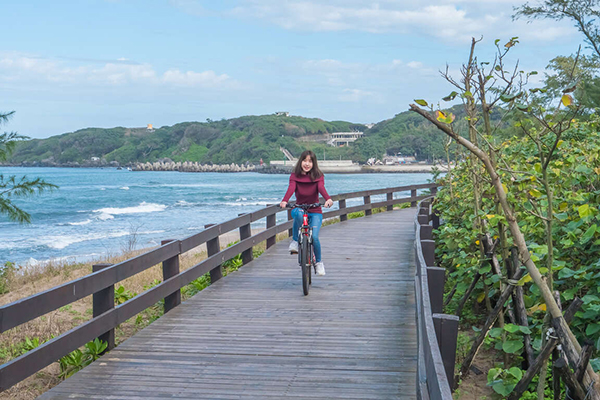 Youbike騎雙灣自行車道。（圖／新北觀光局）
