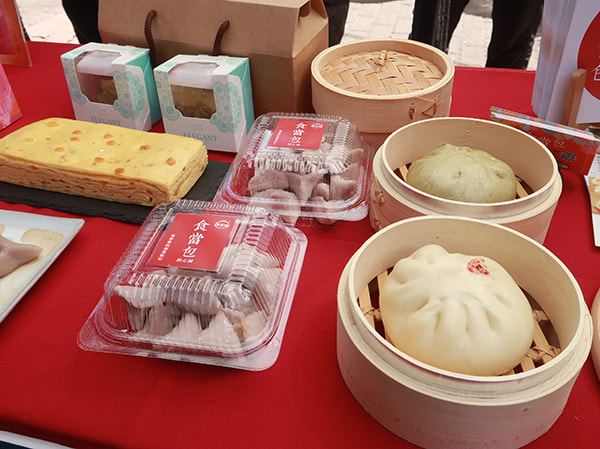 會場周邊的客家美食節攤位。（圖／苗栗風箏文化暨客家美食節，以下同）