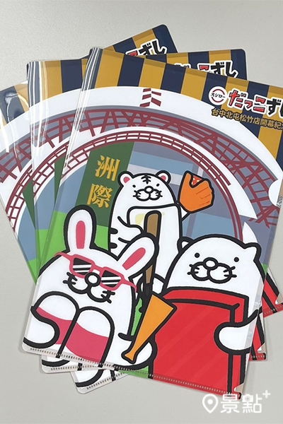 消費滿300元10月26日起推出開幕優惠商品『厚切中腹』$60，並於壽司郎官方粉專按讚，即贈台中北屯松竹店店限定款資料夾。
