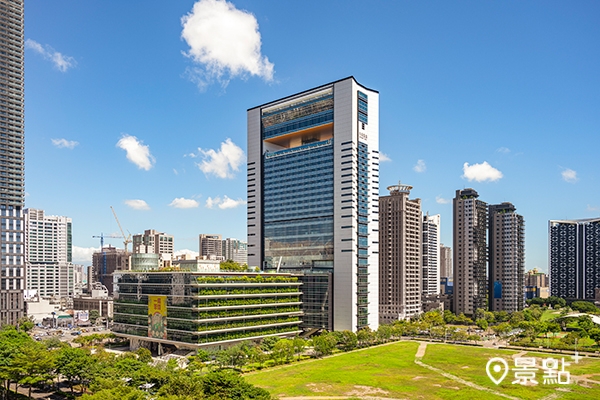 承億酒店建築體透過空橋連通高雄市立圖書館總館。(圖/承億酒店TAI Urban Resort) 承億酒店建築體透過空橋連通高雄市立圖書館總館。(圖/承億酒店TAI Urban Resort)