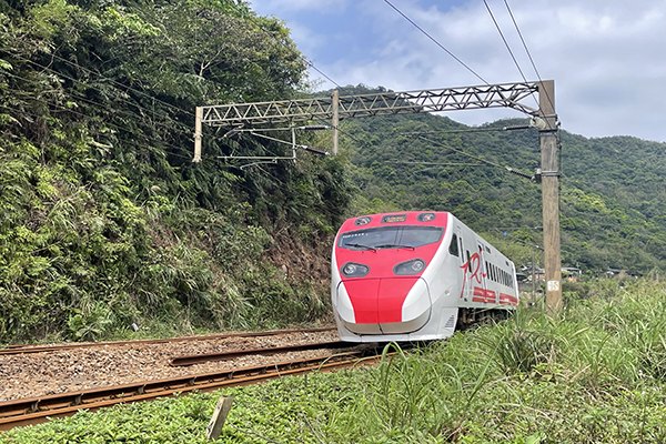 幾乎與鐵道平行的瑞猴自行車道，穿越猴硐舊隧道群後還可與火車同行。