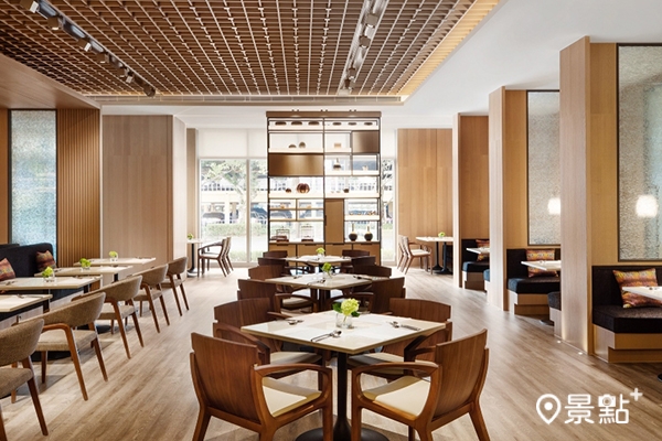 台北國泰萬怡酒店，MJ-Kitchen擁有大面玻璃窗景，空間寬敞舒適，以開放式廚房為特色，呈現精緻的自助料理區。