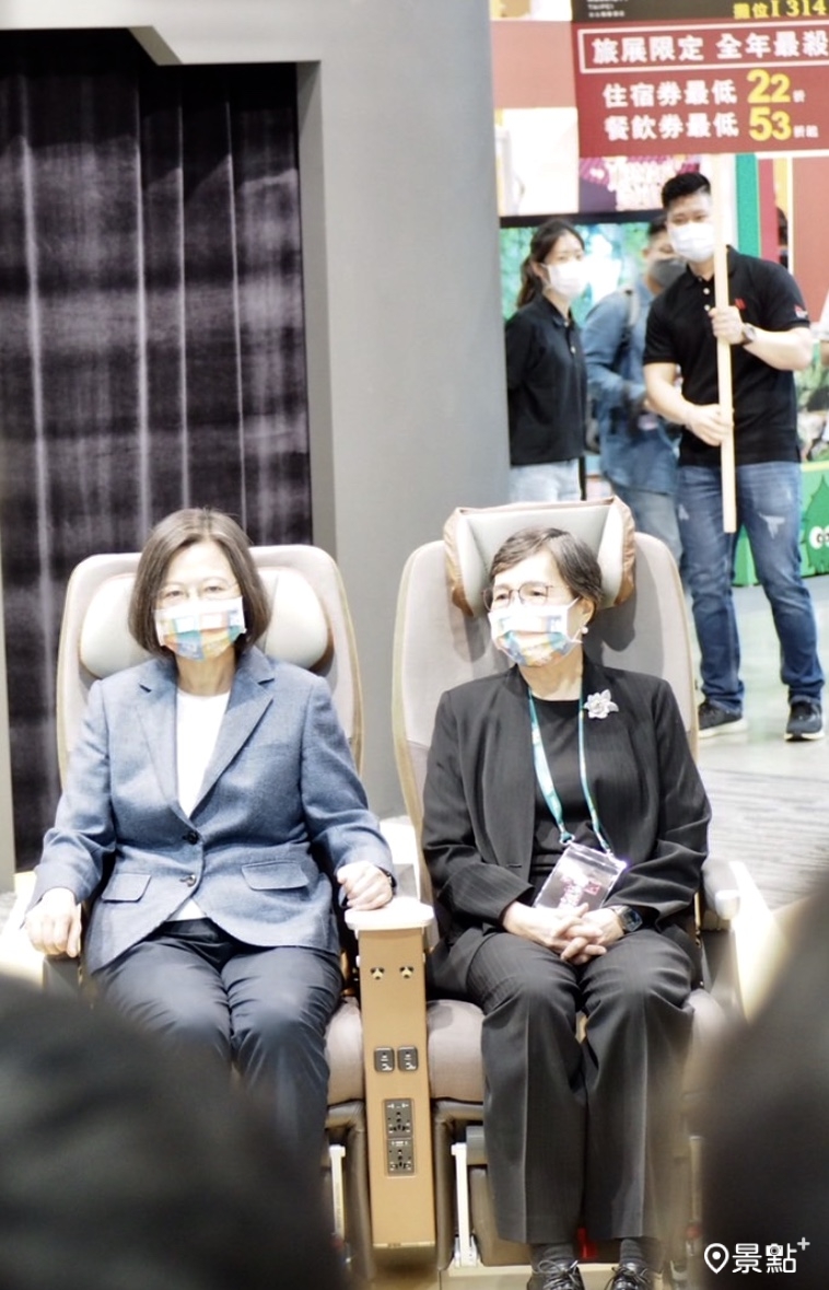 蔡總統體驗星宇航空A350座艙座椅。