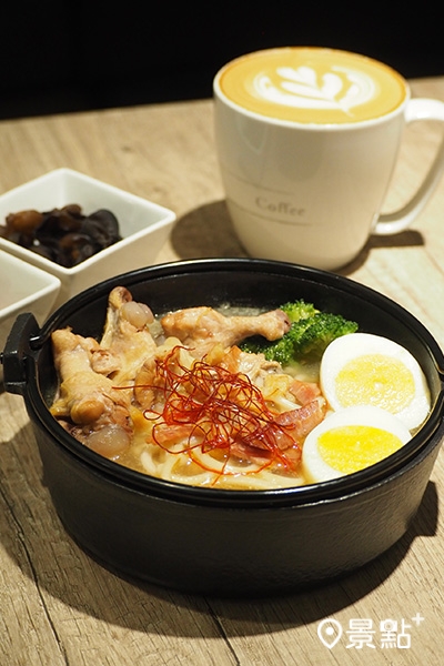 本次聯名販售亮點產品「老火干貝花雕雞湯麵」 本次聯名販售亮點產品「老火干貝花雕雞湯麵」