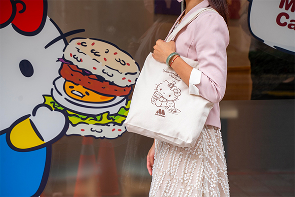 外出實用方便的Kitty 咖啡帆布袋。（圖／MOS摩斯漢堡）