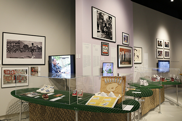 荷蘭展出現場。(圖/一鞋入魂!倫敦設計博物館潮鞋特展) 荷蘭展出現場。(圖/一鞋入魂!倫敦設計博物館潮鞋特展)