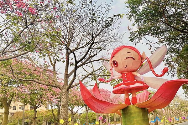 今年的美人樹大道裝置。 今年的美人樹大道裝置。