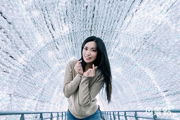 向前傾身的小技巧再加上廣角拍照模式,就能擋住後方路人,拍出空景般照片。 向前傾身的小技巧再加上廣角拍照模式,就能擋住後方路人,拍出空景般照片。