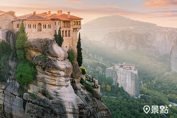 希臘「卡蘭巴卡」受雄偉的巨石環繞，是數間歷史悠久的東正教修道院的所在地。