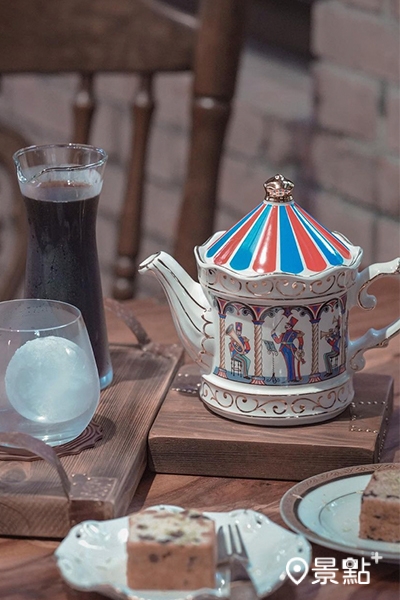 店內收藏的英國旋轉木馬古董茶壺。（圖／rosespitzen）