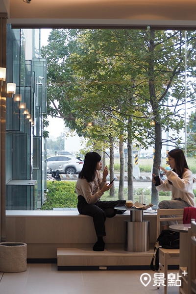KafeD水湳店一樓採光良好,擁有舒適的用餐空間。(圖/景點+ 張盈盈) KafeD水湳店一樓採光良好,擁有舒適的用餐空間。(圖/景點+ 張盈盈)