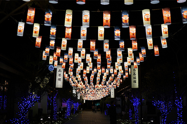 800顆燈籠高掛在藝術村內，璀璨的燈火點亮鹿港的夜晚。( 圖 / 彰化縣鹿港鎮公所，以下同 )