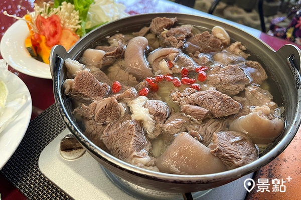 羅玉厚原本只想推廣自產自烘的龍眼咖啡，卻因為羊肉爐太受歡迎，咖啡反而成為配角，熟客們笑稱這裡是「被咖啡耽誤的羊肉爐」。