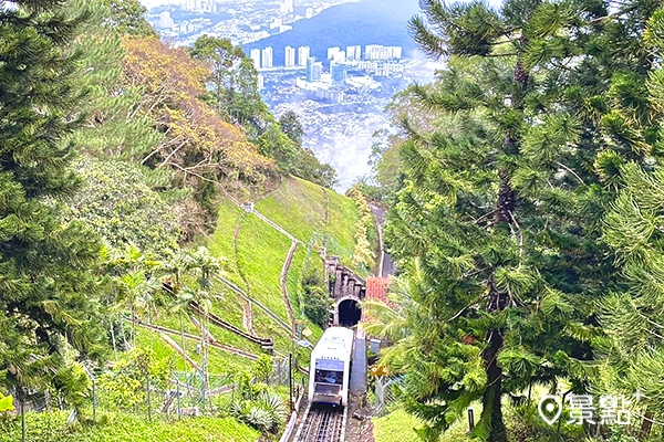搭乘升旗山纜車從海拔821公尺的制高點俯瞰檳城全景。 搭乘升旗山纜車從海拔821公尺的制高點俯瞰檳城全景。