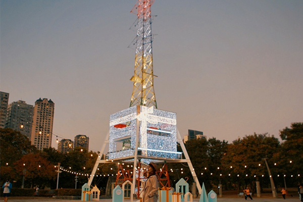 40公尺高的光之塔被裝扮成巨大聖誕盒。（圖／高雄市政府觀光局，以下同）