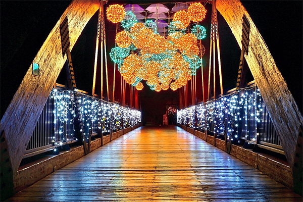 光乍愛情橋。