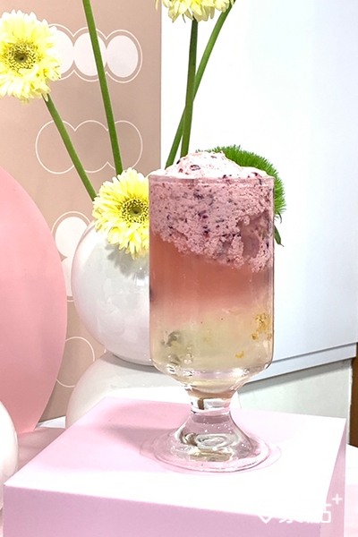 「莓桂雪沙」底部的桂花凍增添飲品的豐富度。