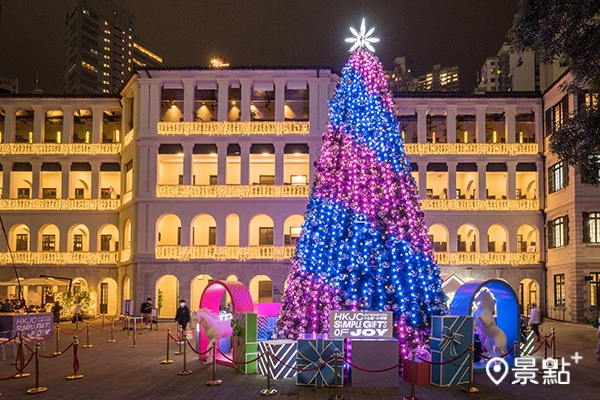 12米高的大型聖誕樹為大館檢閱廣場增添節日氣氛。