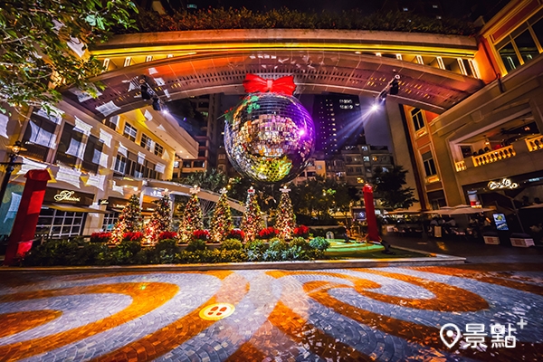全亞洲最大Disco Ball懸掛於林蔭步行街上空，營造復古聖誕派對氣氛。