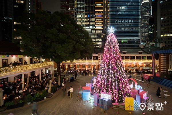 聖誕樹會於每晚6點到9點30分上演燈光表演，點亮中環上空。