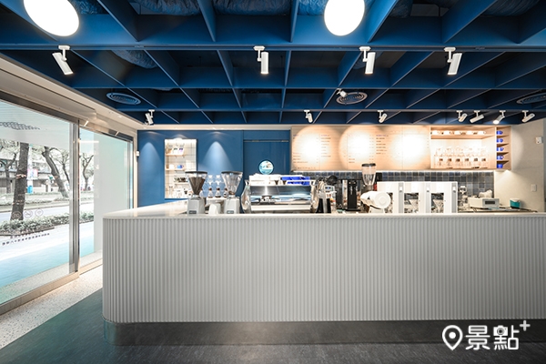 有靚設計採用不同材質的藍色與淺色木紋,營造自然質感的舒適氛圍。 有靚設計採用不同材質的藍色與淺色木紋,營造自然質感的舒適氛圍。