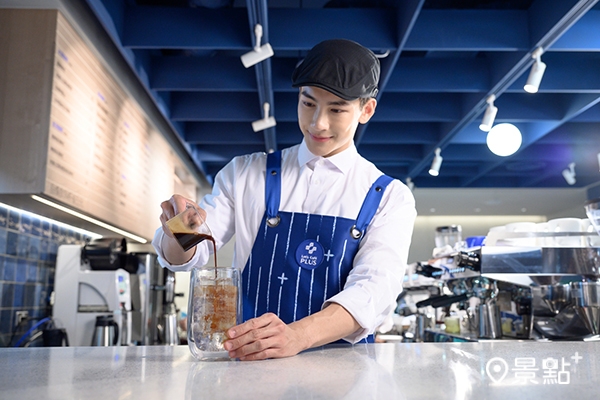 店舖人員制服圍裙由設計師品牌APUJAN詹朴創作,傳遞專業、俐落的形象。 店舖人員制服圍裙由設計師品牌APUJAN詹朴創作,傳遞專業、俐落的形象。