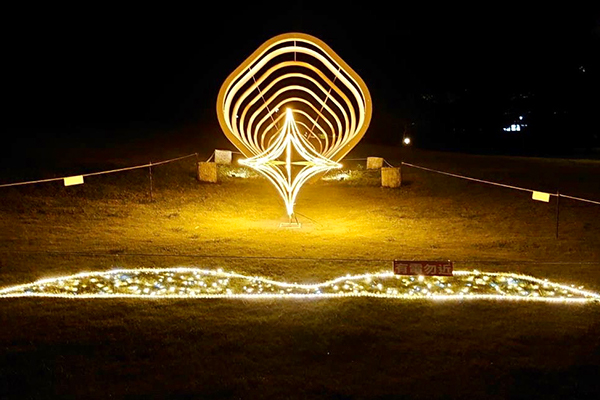 和平島公園的聖誕燈飾散發柔和的黃光，營造浪漫聖誕氛圍。（圖／北觀處，以下同）