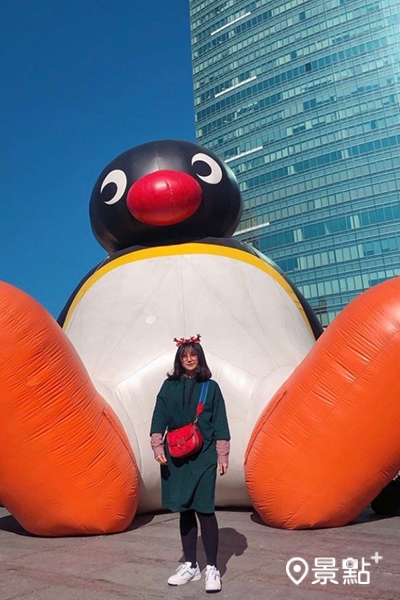 六米高「PINGU」企鵝呆坐在展場中,隨手一拍都能拍出超充滿呆萌氛圍的美照。(圖/ally_o3z1) 六米高「PINGU」企鵝呆坐在展場中,隨手一拍都能拍出超充滿呆萌氛圍的美照。(圖/ally_o3z1)